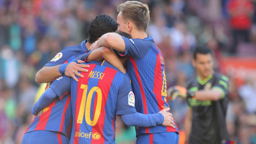 Los jugadores del Barça rodean a Messi tras su gol. Lfp.
