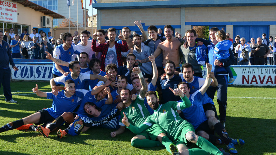 Los jugadores de Tafalla celebran el título de campeones. Foto web Peña Sport.