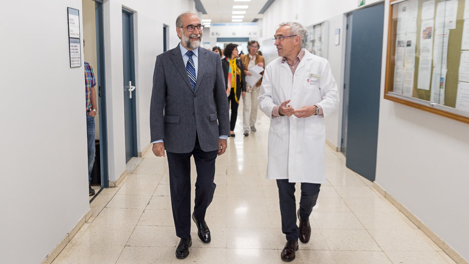 El consejero de Salud, Fernando Domínguez, visita las nuevas habitaciones del CHN para el tratamiento de cáncer con yodo radioactivo (03). IÑIGO ALZUGARAY