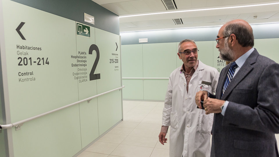 El consejero de Salud, Fernando Domínguez, visita las nuevas habitaciones del CHN para el tratamiento de cáncer con yodo radioactivo (09). IÑIGO ALZUGARAY