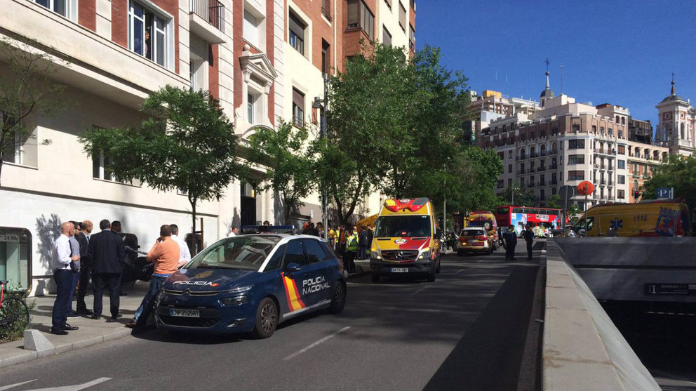 Policía y ambulancias en el edificio en el que han fallecido dos jóvenes al caer por el hueco del ascensor en Madrid