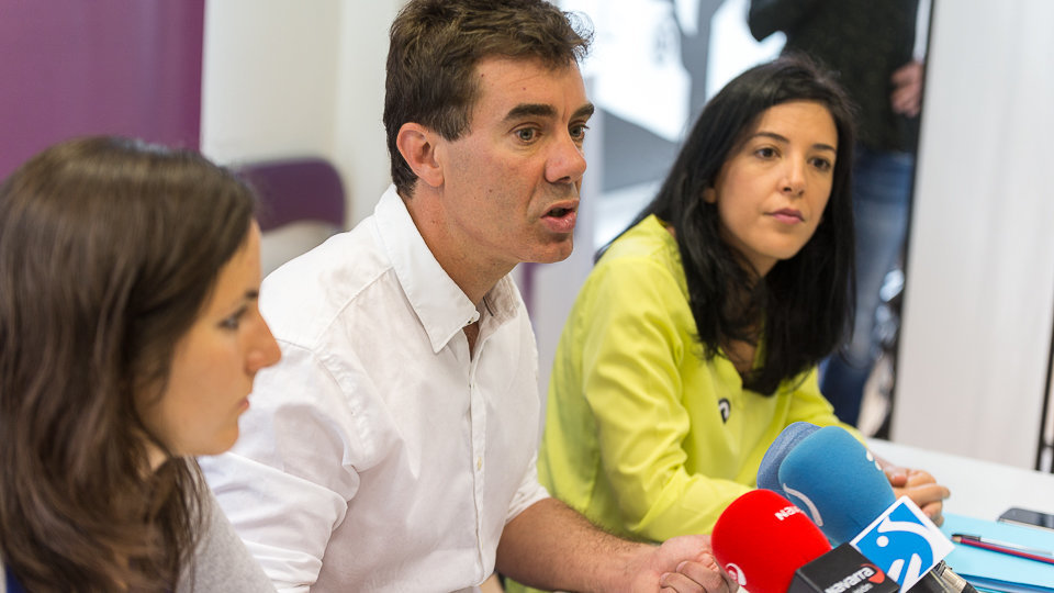 Los diputados de Podemos Ione Belarra y Eduardo Santos y la senadora Idoia Villanueva explican el trabajo realizado en Navarra sobre los Presupuestos Generales del Estado (43). IÑIGO ALZUGARAY