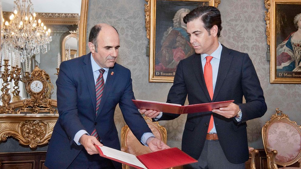 El vicepresidente Ayerdi y Pablo Zalba tras la firma.