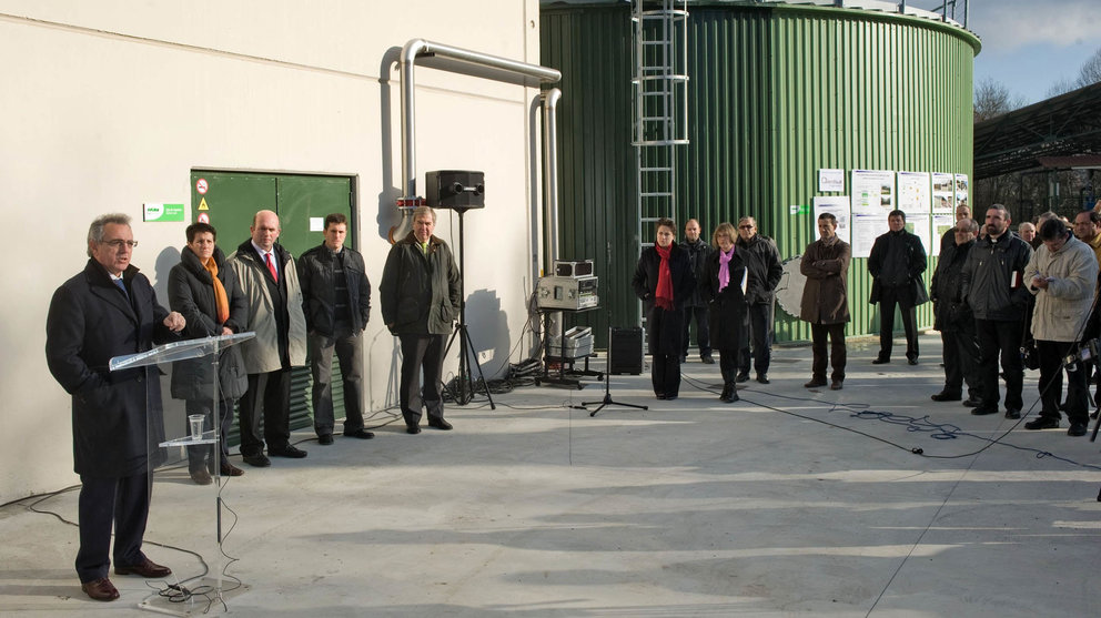 El entonces presidente del Gobierno de Navarra, Miguel Sanz, en la inauguración de la planta de biogás en la Ulzama