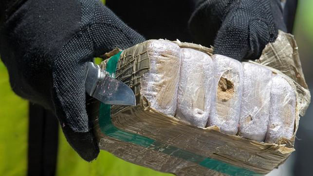 Imagen de un fardo de hachís decomisado por la Guardia Civil EFE