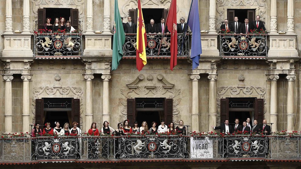 Los balcones de la fachada principal de la Casa Consistorial han sido el escenario de un concierto con el que el Ayuntamiento de Pamplona y la Asociación Gayarre de Amigos de la Ópera (AGAO) ha celebrado el Día Internacional de la Ópera. EFE/Jesús Diges