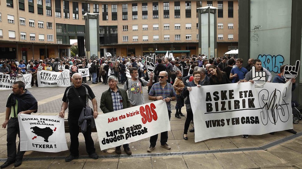 La red ciudadana SARE, apoyada por el cuatripartito que sustenta al Gobierno de Navarra, ha reclamado la puesta en libertad de los presos de ETA que se encuentran gravemente enfermos. EFE/Jesús Diges