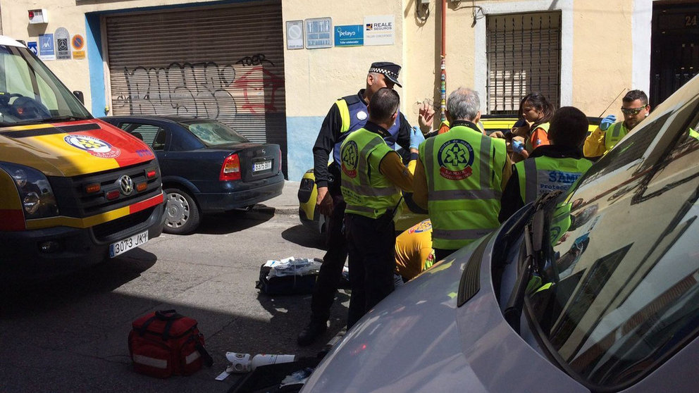 Policías y sanitarios desplazados a la calle Juan Tornero, donde se ha encontrado el cadáver del butronero Martín Sáez El Niño EMERGENCIAS MADRID