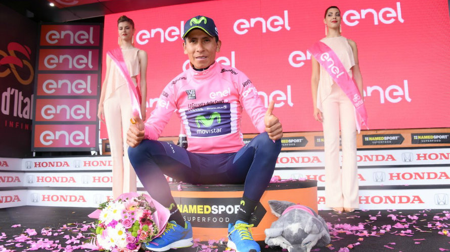 Nairo Quintana disfruta con la maglia rosa. Twitter Giro.