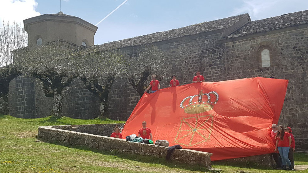 Un grupo de ciudadanos ha enarbolado una enorme bandera de Navarra para poner en valor su carácter como símbolo unitario de la Comunidad Foral CEDIDA