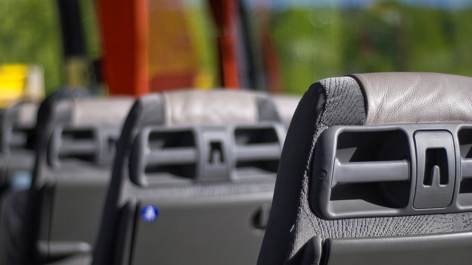 Asientos de un autobús, servicio que ofrecerá descuentos del veinte por ciento a los usuarios de cané de transporte joven en Navarra