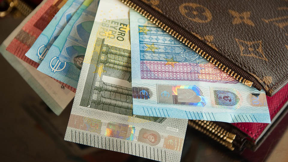 Una cartera con billetes de euro
