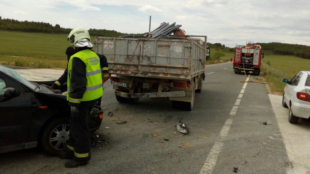 Accidente en Larraga al colisionar un coche contra un camión.