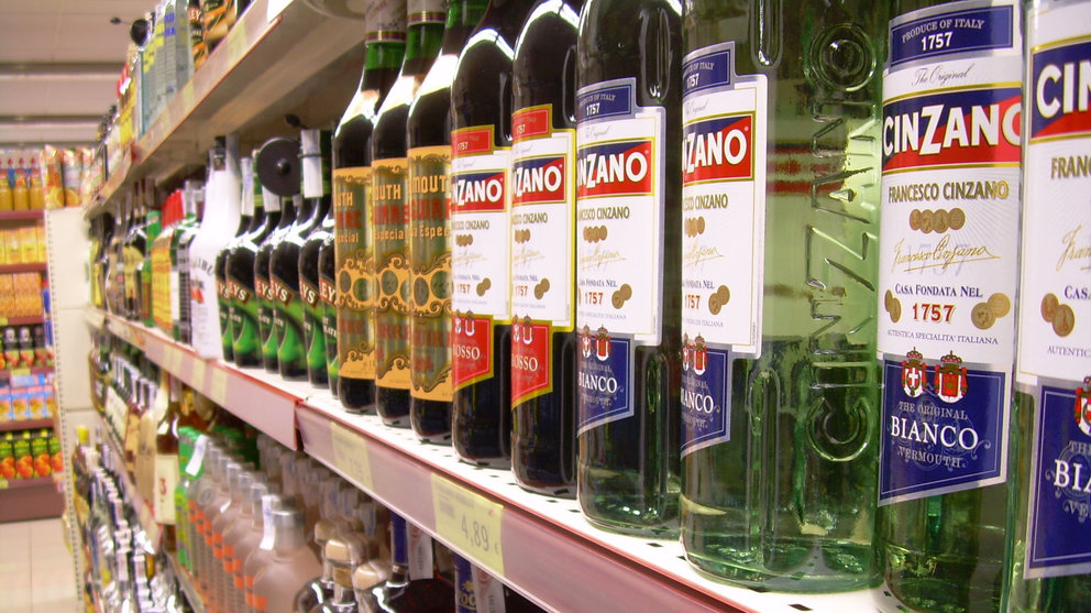 Imagen de varias botellas de alcohol apiladas en la estantería de un supermercado ARCHIVO