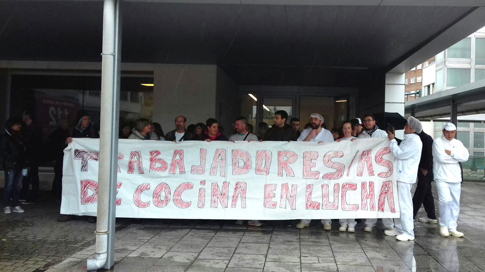 Los trabajadores de la empresa Mediterránea de Catering concentrados a las puertas del Hospital Virgen del Camino en defensa de sus puestos de trabajo CEDIDA