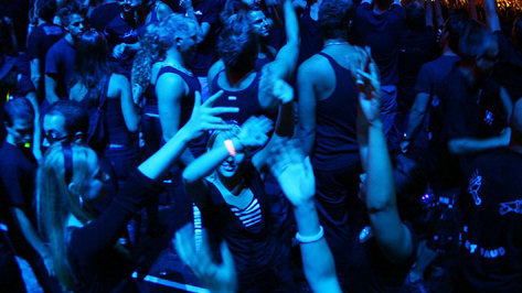 Imagen de unos jóvenes bailando y cantando en una fiesta de estudiantes ARCHIVO