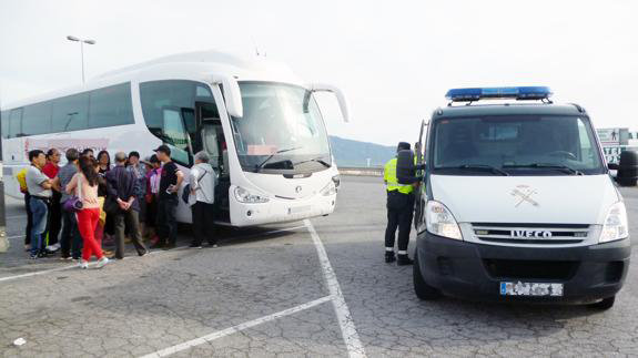 La Guardia Civil inmovilia un autobús con 40 turistas chinos después de que su conductor sextuplicara la tasa de alcohol GUARDIA CIVIL
