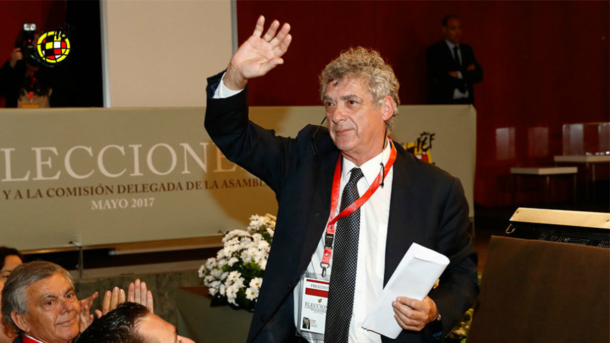 Ángel Villar saluda durante la votación. Foto web Rfef.es