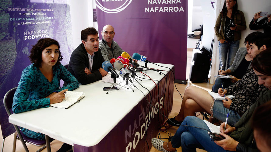 La hasta ahora secretaria general de Podemos en Navarra, Laura Pérez (i), ha pedido una auditoría externa e independiente de las primarias realizadas el pasado sábado. EFE