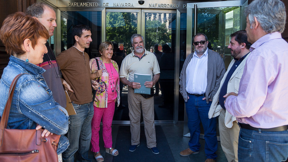 Vecinos de la Cendea de Cizur registran en el Parlamento las firmas recogidas para seguir perteneciendo a la zona mixta y no pasar a la no vascófona (06). IÑIGO ALZUGARAY