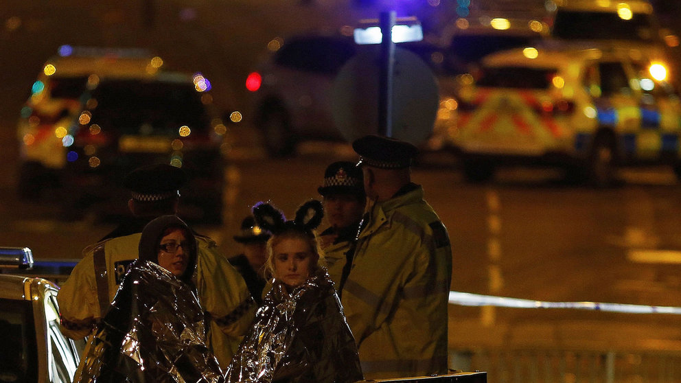 Un grupo de niñas, desconcertadas en las afueras del Manchester Arena, el estadio atacado. EL ESPAÑOL 