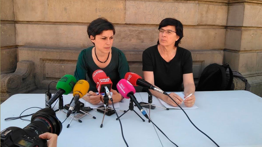 Las ediles Laura Berro (Aranzadi) y Edurne Eguino (Izquierda-Ezkerra) durante la rueda de prensa. EUROPA PRESS