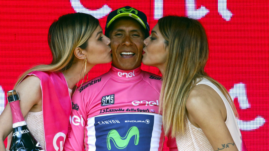 Nairo Quintana sonríe en el podium. Foto Movistar team.