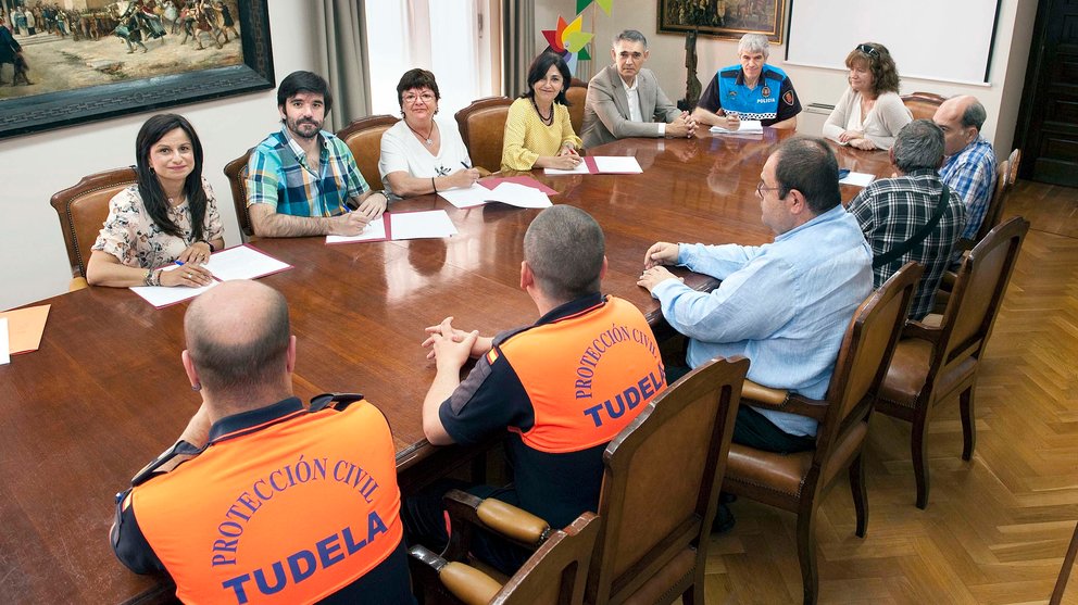Imagen de la firma del convenio entre el Gobierno de Navarra y las agrupaciones de Protección Civil de Tudela, Cintruénigo y Milagro CEDIDA