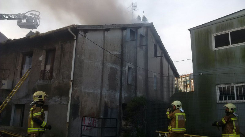 Imagen del incendio de una bloque de pisos en el barrio de Zorroza en Bilbao SOS DEIAK