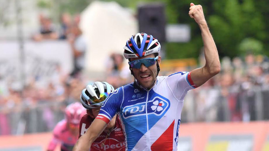 Thibaut Pinot celebra su victoria al esprint. Twitter Giro.