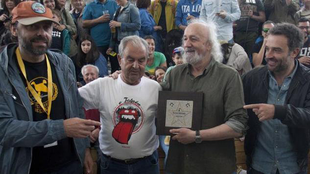 El director navarro Montxo Armendáriz posa junto a su estrella en el Festival de Cans de O Porriño EFE