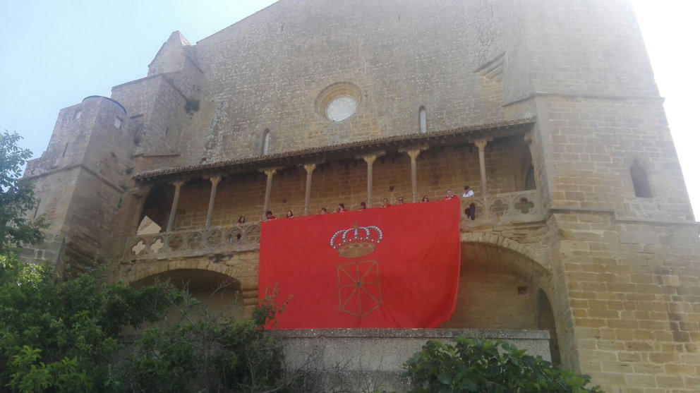 Un grupo de ciudadanos coloca una gran bandera de Navarra en la igledsia y fortaleza de Santa María de Ujué CEDIDA