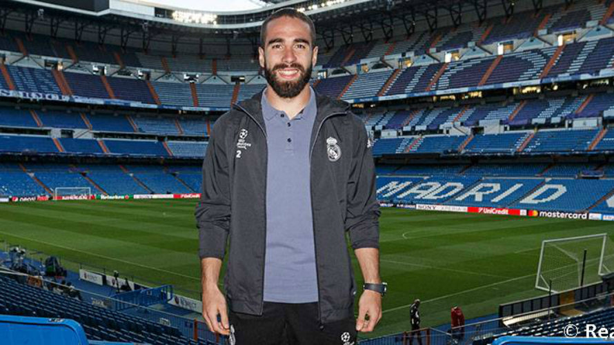 Carvajal posa en el Santiago Bernabéu. Foto web R. Madrid.