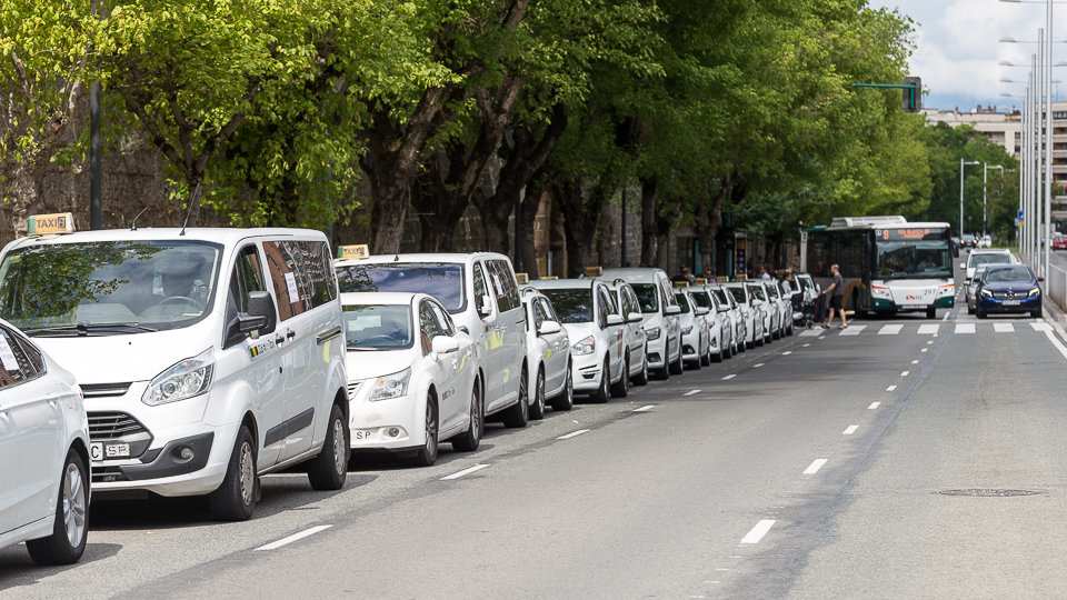 La Asociación Teletaxi San Fermín se suma al paro convocado nacionalmente para protestar contra Uber y Cabify (27). IÑIGO ALZUGARAY