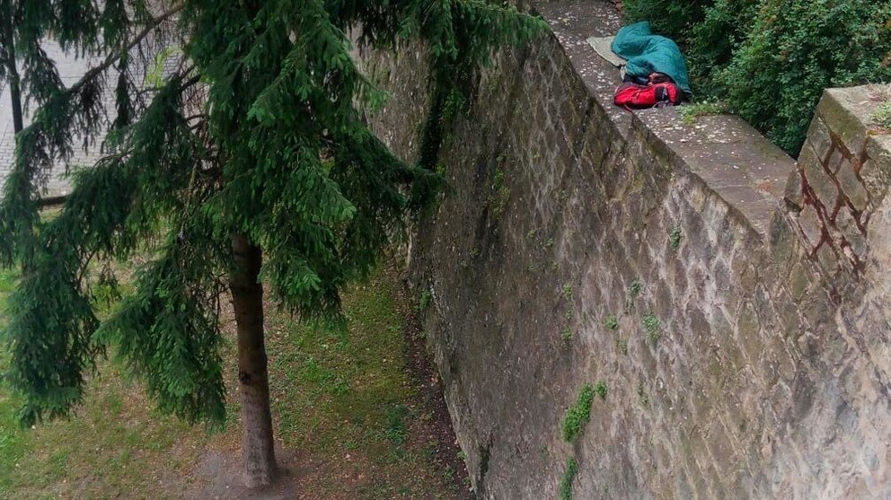 El hombre dormido en la muralla de Pamplona