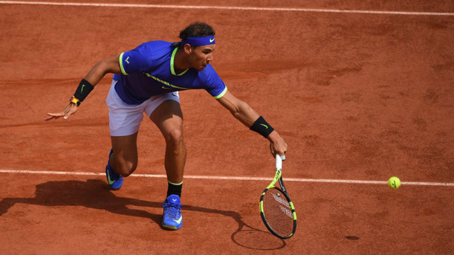 Rafa Nadal en pleno esfuerzo en París. Web Roland Garros.
