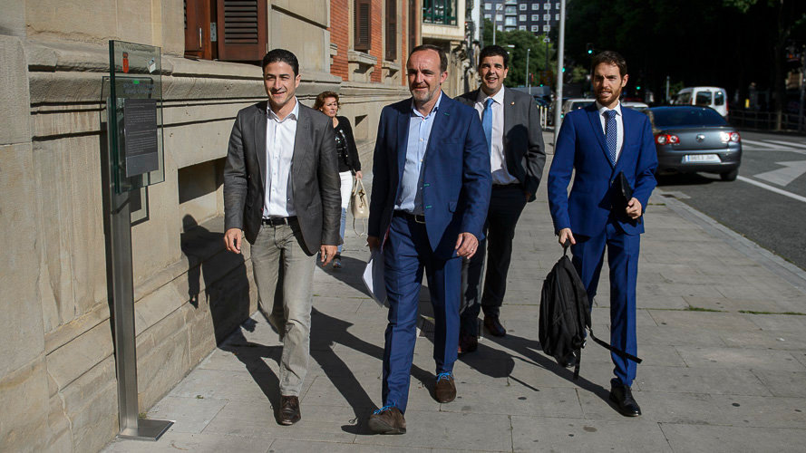 Parlamentarios de UPN acceden al Parlamento de Navarra. PABLO LASAOSA