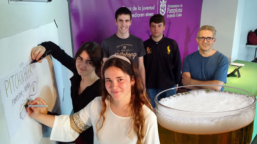 El concejal Alberto Labarga junto a los creadores de ‘Pitch & Beer’, en la Casa de la Juventud.