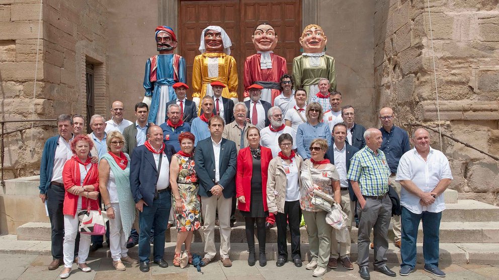 Los gigantes de Cascante han posado junta a la Presidenta Barkos, autoridades y representantes de casas regionales.