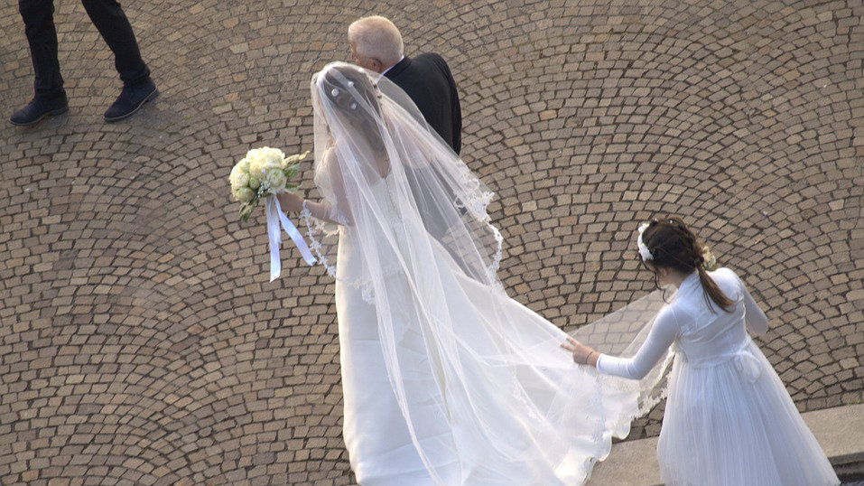 Imagen de una novia llegando a la iglesia donde se celebra su boda ARCHIVO
