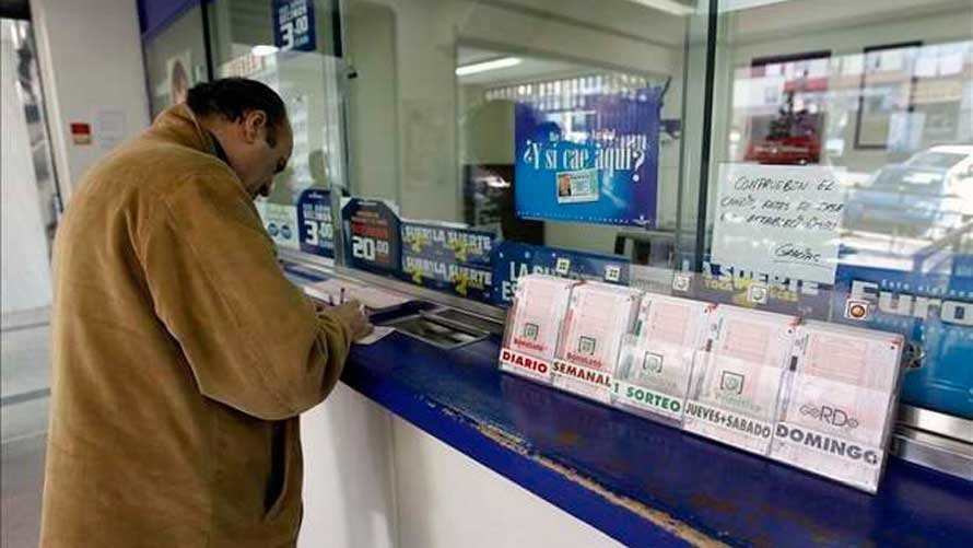 Un hombre en una administarción de lotería en una imagen de archivo. EFE