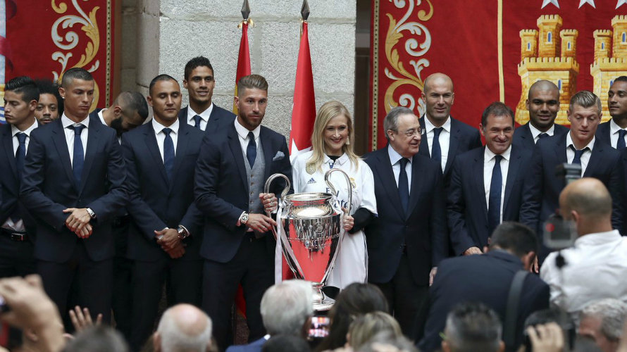 Los jugadores del Real Madrid junto a Cifuentes. Twitter La Liga.