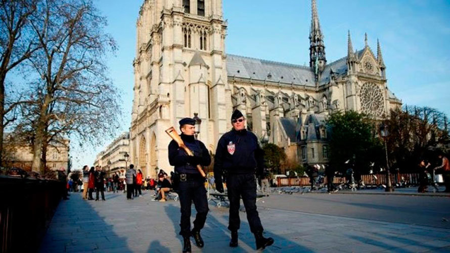 Dos gendarmes pasean por los alrededores de la catedral de Notre Dame en París. EFE