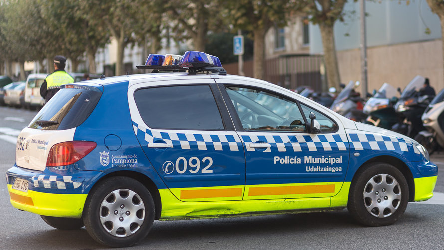 Un coche de la Policía Municipal de Pamplona. IÑIGO ALZUGARAY  