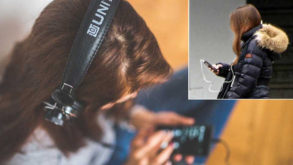 Montaje de imagenes de una mujer oyendo una conversación de su hija a través de un sistema de escucha instalado en un teléfono móvil ARCHIVO