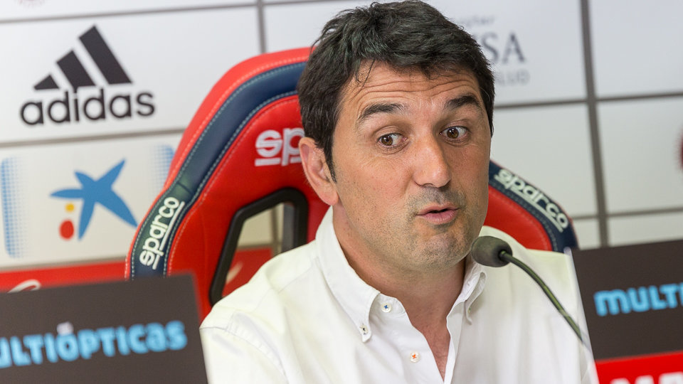 El director deportivo de Osasuna, Braulio Vázquez, presenta a Sergio Amatriain como nuevo entrenador del equipo filial de Segunda B (16). IÑIGO ALZUGARAY