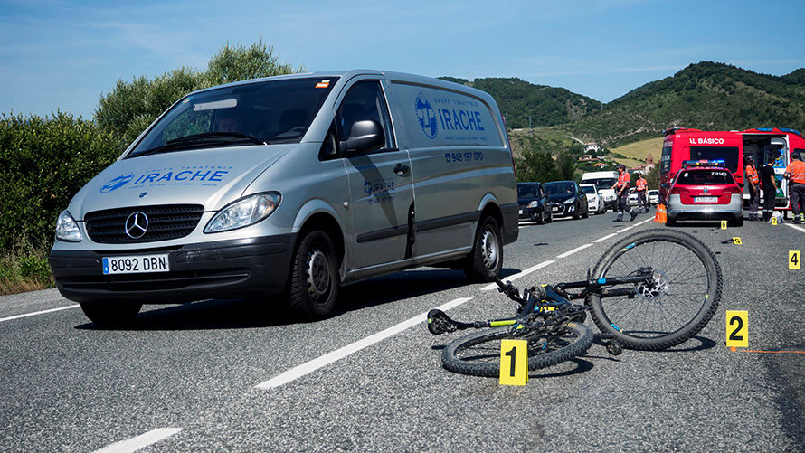 Accidente mortal de un ciclista de Zizur en la NA-240 a la altura de Erice de Iza. MIGUEL OSÉS
