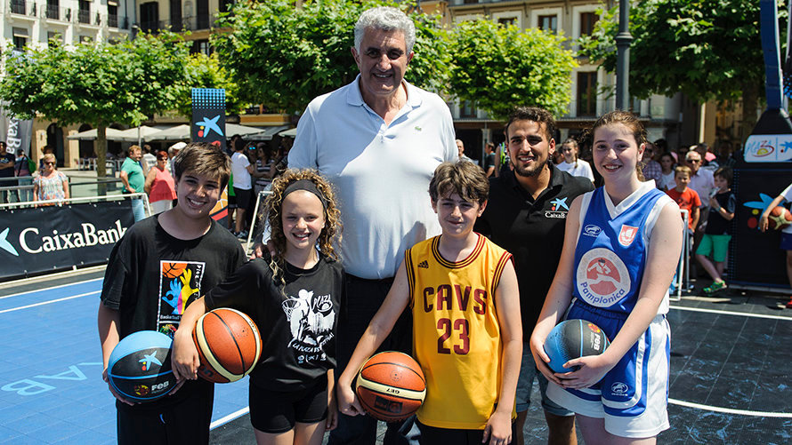 El exjugador de baloncesto Fernando Romay visita el Circuito de Baloncesto de la Plaza del Castillo. MIGUEL OSÉS_13