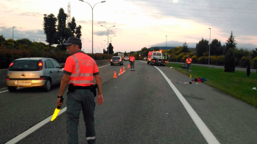 La Policía Foral trabaja regulando el tráfico tras el corte de uno de los carriles en la ronda de Pamplona, a su paso por Tajonar.