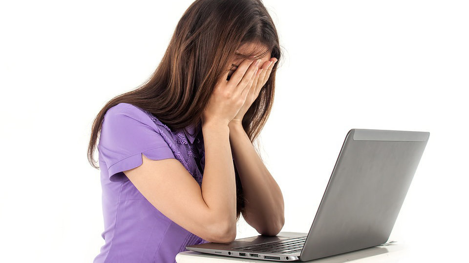 Una mujer estafada a través de un ordenador
